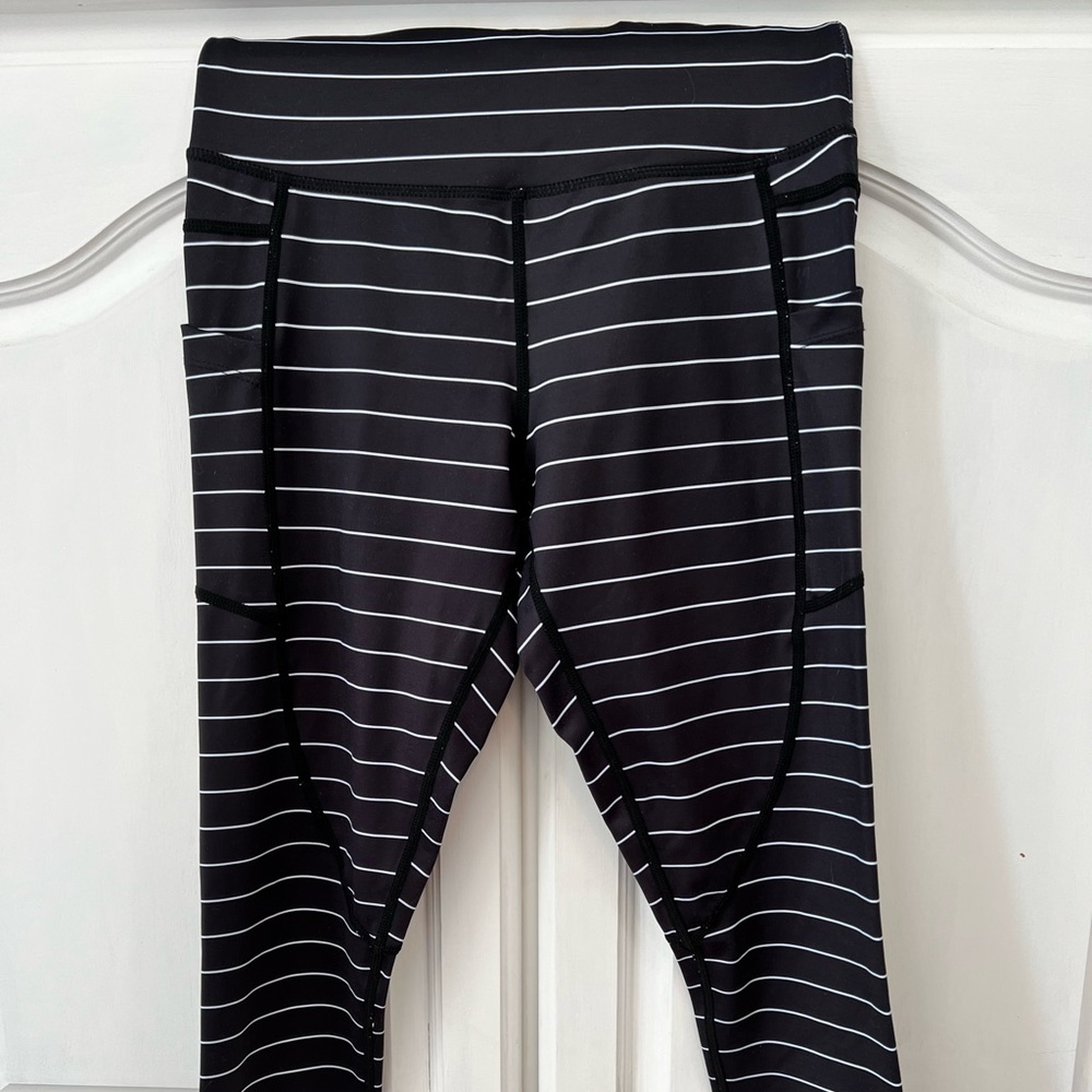 Black Stripe Pocket Light n Tight High Rise 20” capri size 4